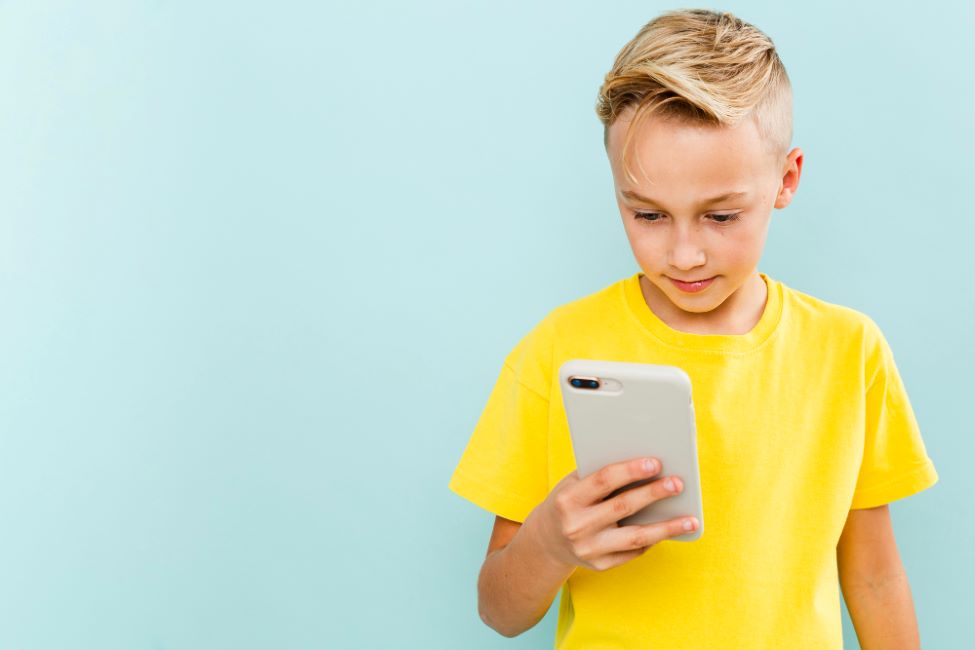 okostelefon tiltás iskola