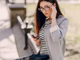 ahl pretty woman with phone