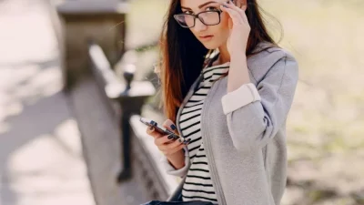 ahl pretty woman with phone