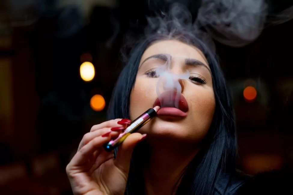 ahl woman 7369381 1280